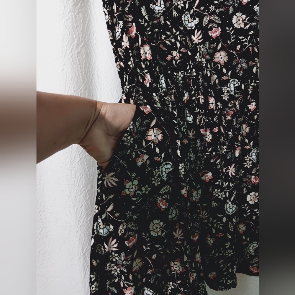 3 X$25. Old Navy Multicolor hole back romper with pockets and elastic waist Sz S - Picture 4 of 14